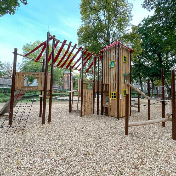 Spielschloss mit verschiedenen Ebenen auf dem Spielplatz Kastell / Schlosspark in Moers