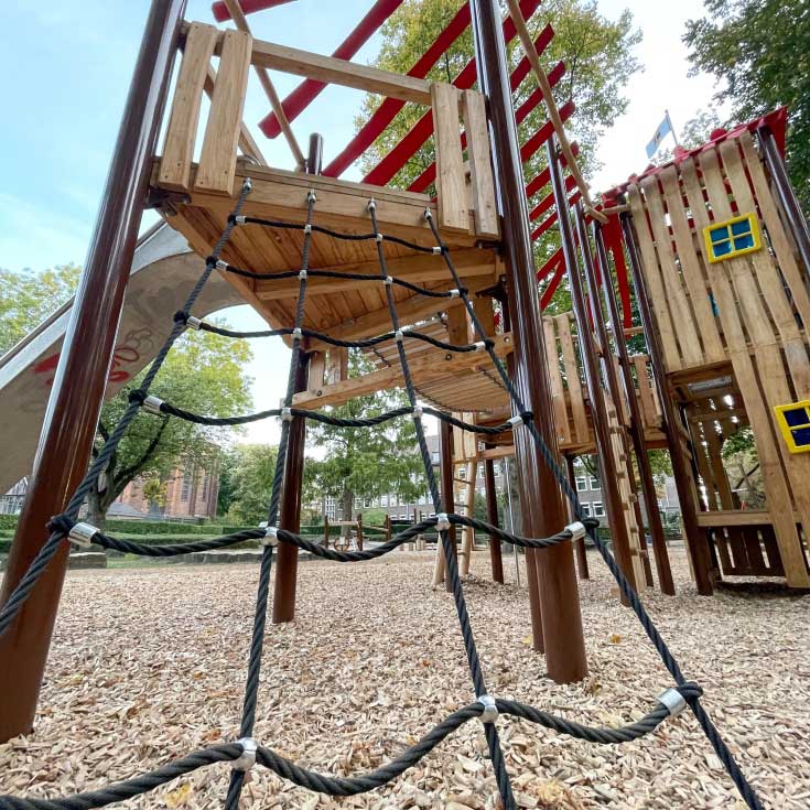 Spielschloss mit verschiedenen Ebenen auf dem Spielplatz Kastell / Schlosspark in Moers