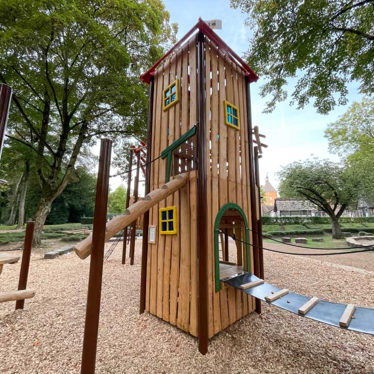 Spielschloss mit verschiedenen Ebenen auf dem Spielplatz Kastell / Schlosspark in Moers