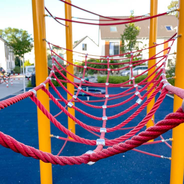 inklusive Spielplatz "Marie-Curie-Straße" in Moers mit befahrbarem Fallschutz