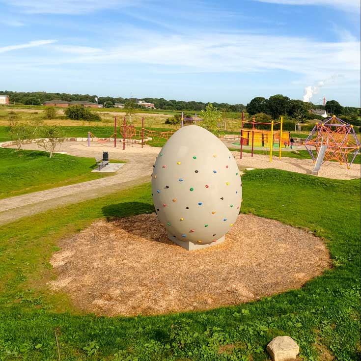 Kletterei auf dem Spielplatz Uranusring Moers