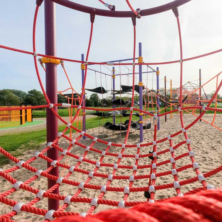 Kletteranlage auf dem Spielplatz Uranusring Moers