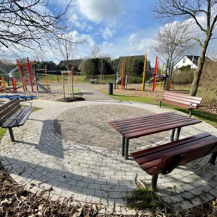 Spielplatz Sitzgruppe mit Tisch, Moers, barrierefrei