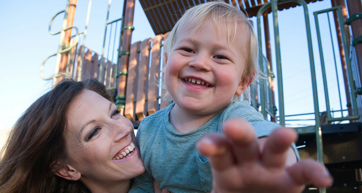 Mehr Energie im Job: Warum Spielen mit Kindern Eltern leistungsfähiger macht