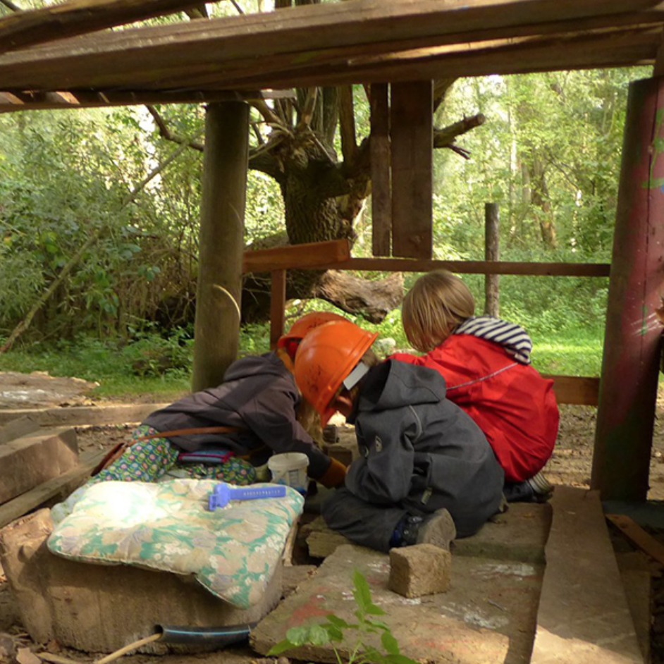Kinder spielen frei und ohne Anleitung von außen entlang ihrer eigenen Spielideen. Foto: Roemer