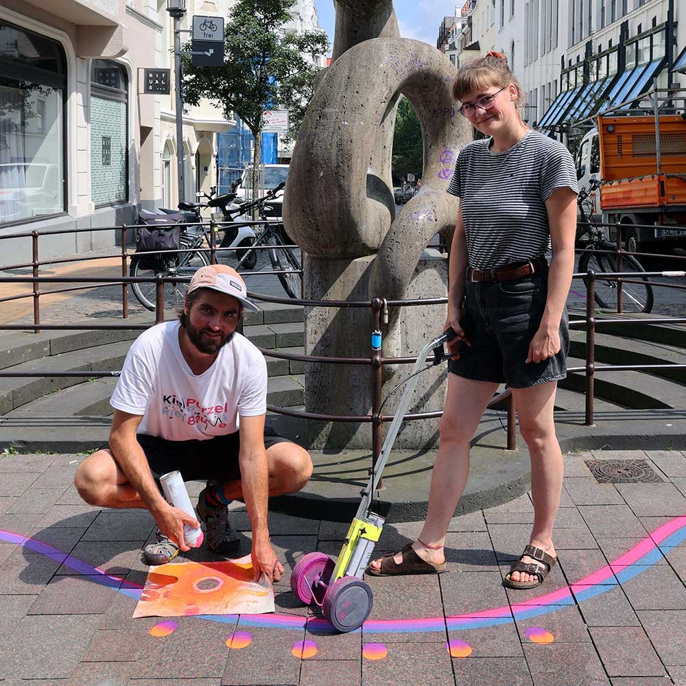 Gesa und Simon gestalten mit Farbe in Flensburg öffentliche Spielräume für alle