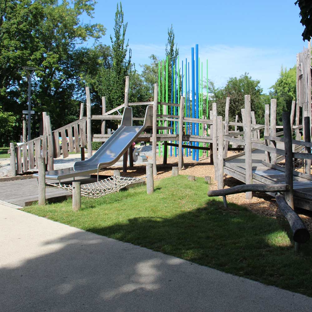 Kletterlandschaft auf dem alla hopp Spielplatz in Sinsheim