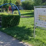 Die Kommunikationstafel mit bunten Symbolen auf dem Spielplatz im Kurpark Eslohe