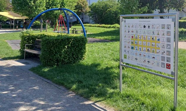 Kommunikationstafel auf dem Spielplatz – Verständigung ohne Worte