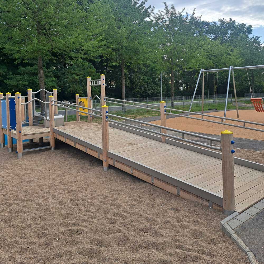 Rollstuhlgerechte Rampe auf dem Spielplatz Generationenpark Schwerin Pankow