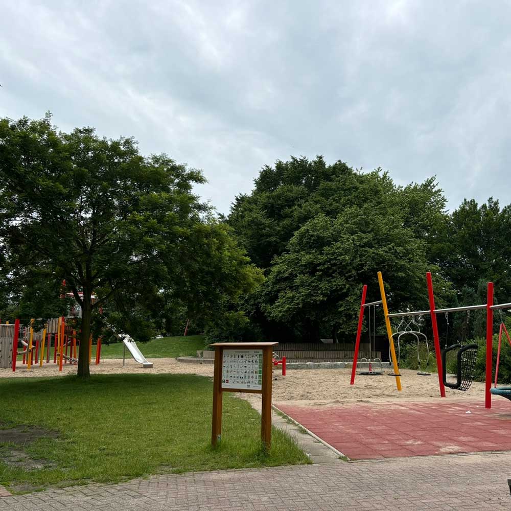 Inklusiver Spielplatz mit befahrbaren Fallschutzflächen im Volkspark in Bottrop.