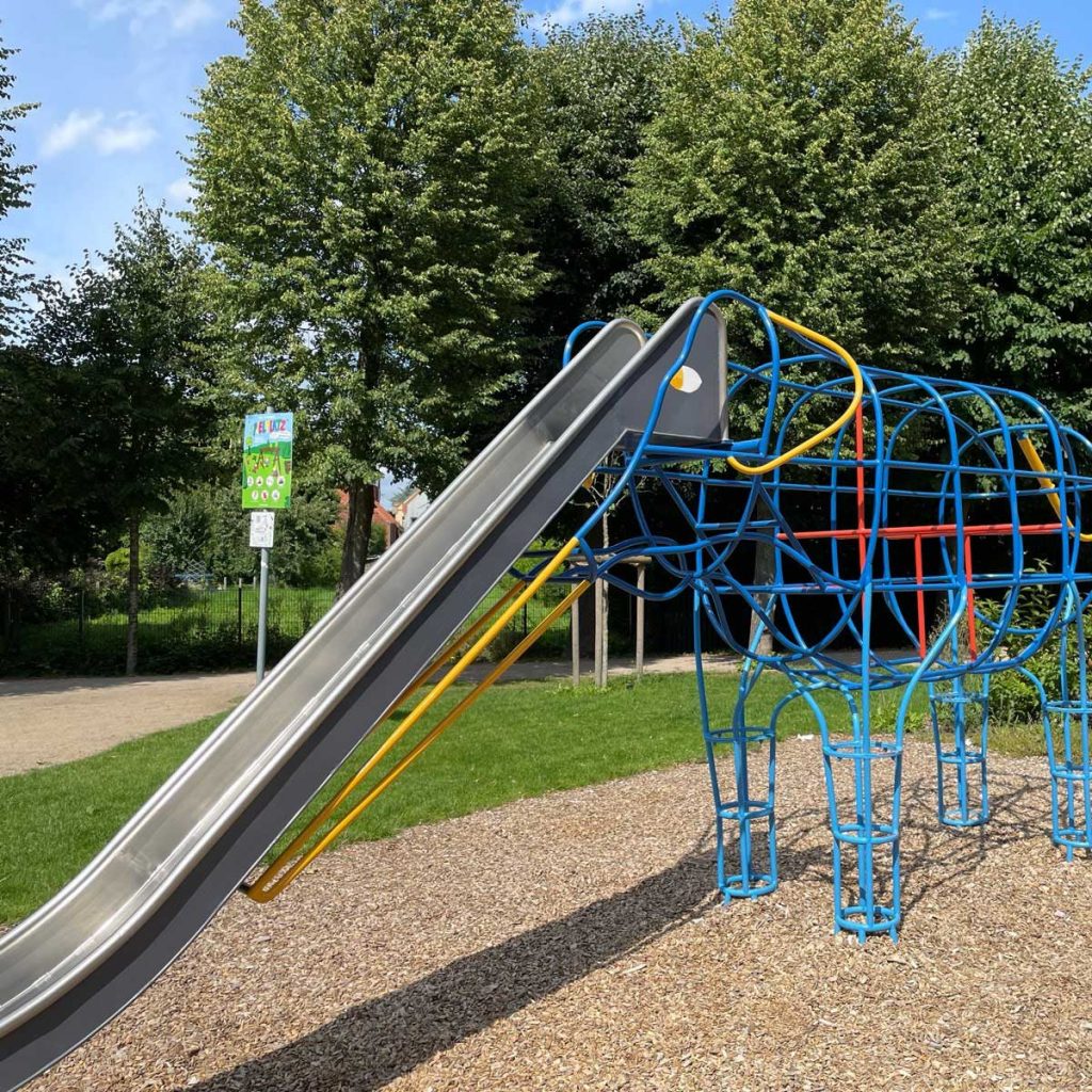 Klettergerüst aus Metall in Form eines Elefanten auf dem Spielplatz in Hoya.