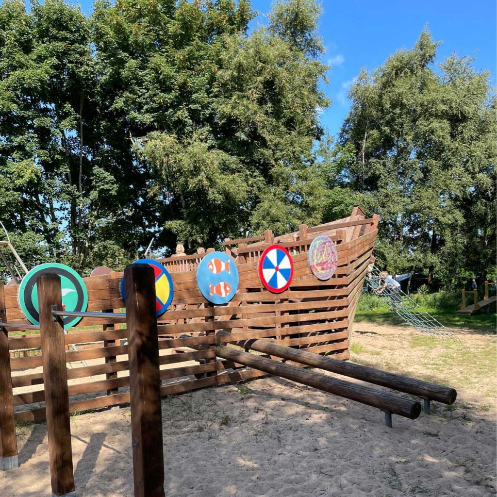 Ein großes Holzspielschiff auf einem Spielplatz am Radarturm in Hagen im Bremischen
