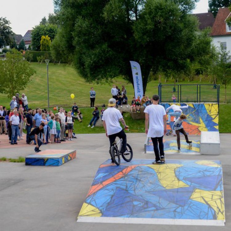 Jugendliche und Kinder auf der alla hopp Anlage in Buchen