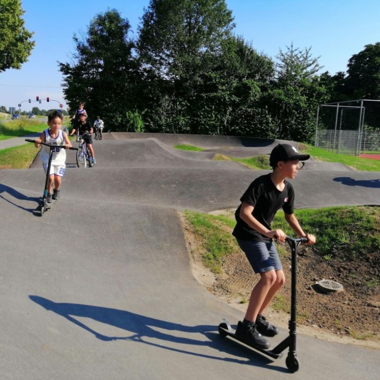 Kinder rollern über die Pumptrack Anlage in Rosendahl in Osterwick