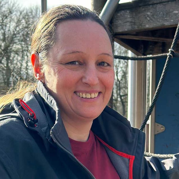 Spielpatz-Sachverständige Katrin Bartel lächelt in die Kamera.