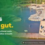 Luftaufnahme des Wasserspielplatzes am Bostalsee mit Stegen, Inseln und Familien am Ufer; daneben der Schriftzug „Nass und gut. Warum Deutschland mehr Wasserspielplätze braucht“.