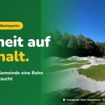 Pumptrack Wals-Siezenheim mit welligen Asphaltbahnen zwischen Rasenflächen, daneben der Schriftzug „Freiheit auf Asphalt. Warum jede Gemeinde eine Bahn zum Rollen braucht“.